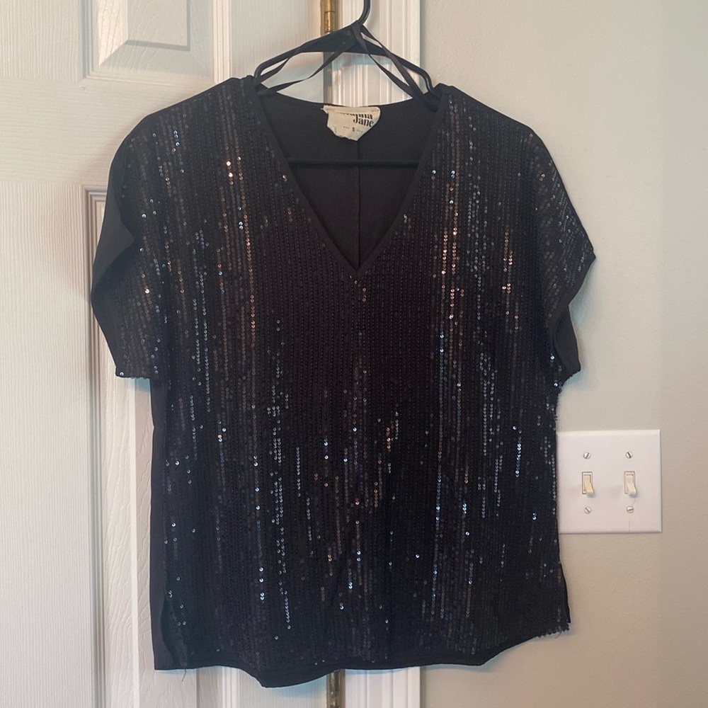 Women’s black sequin V-neck short sleeve shirt
